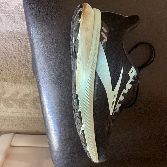 Brooks sneakers-only worn a few times - Picture 1 of 3